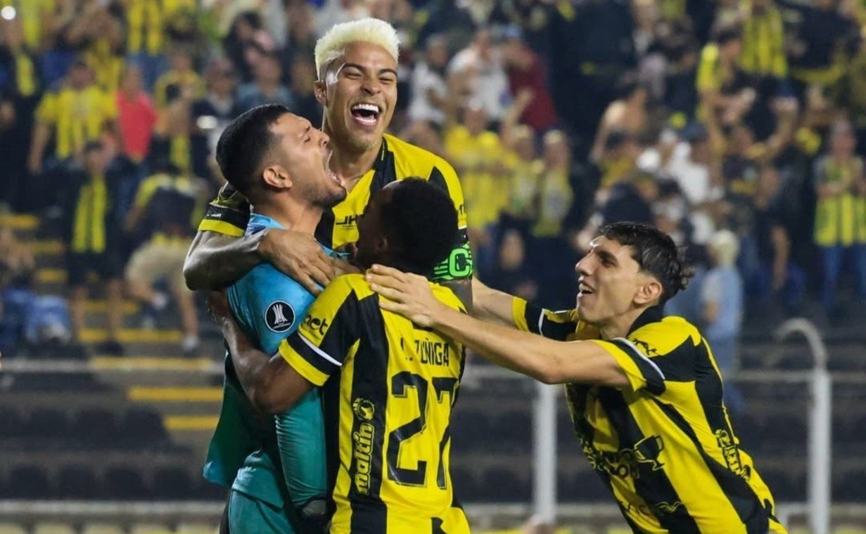 Título: ¡Golpe en San Cristóbal! Deportivo Táchira elimina a The Strongest en los penales y avanza en la Libertadores