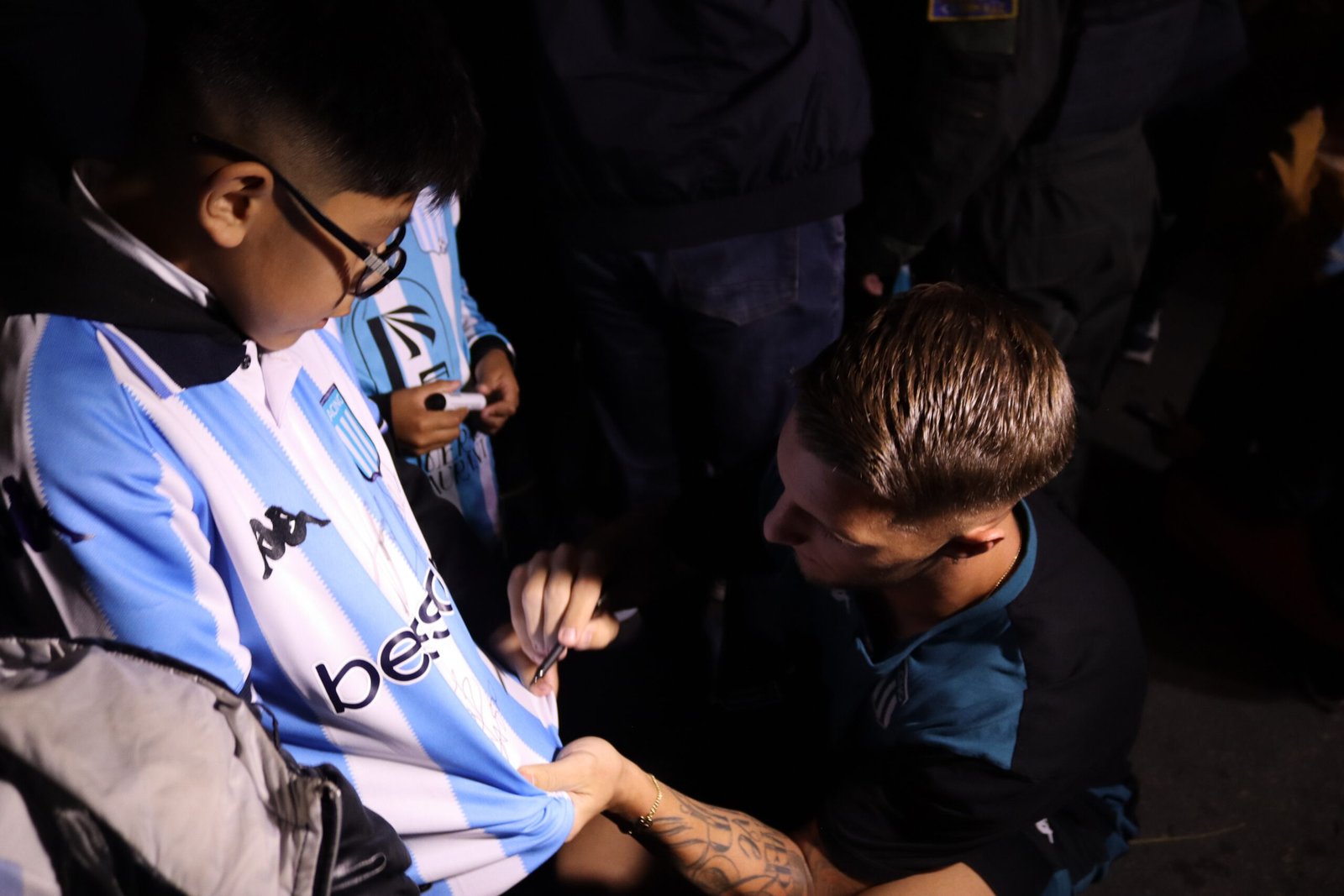 LOCURA ALBICELESTE EN SUCRE: Racing llegó a la capital con una cálida bienvenida de cara a su duelo por Sudamericana