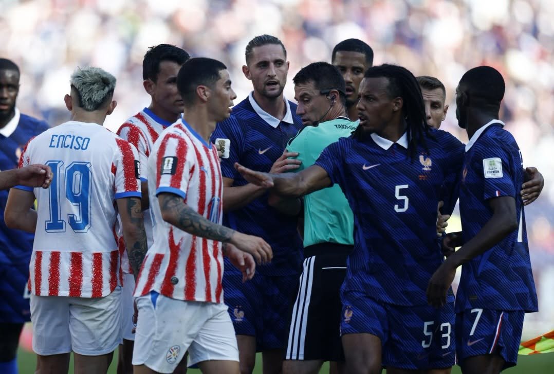 Francia avanza a cuartos en un duelo al rojo vivo contra Paraguay